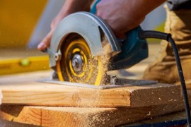 Vilket verktyg ska du använda till att skära/såga i en träbänkskivor?