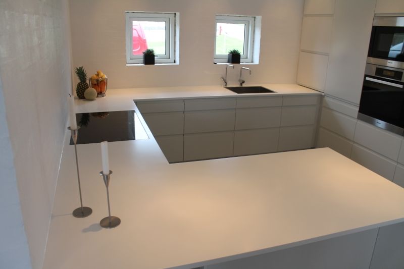 30mm Corian bänkskivor i U-kök utan synliga sammanfogningar